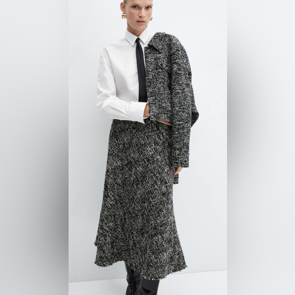 Tweed Midi Skirt Size small
New without tags, Never worn